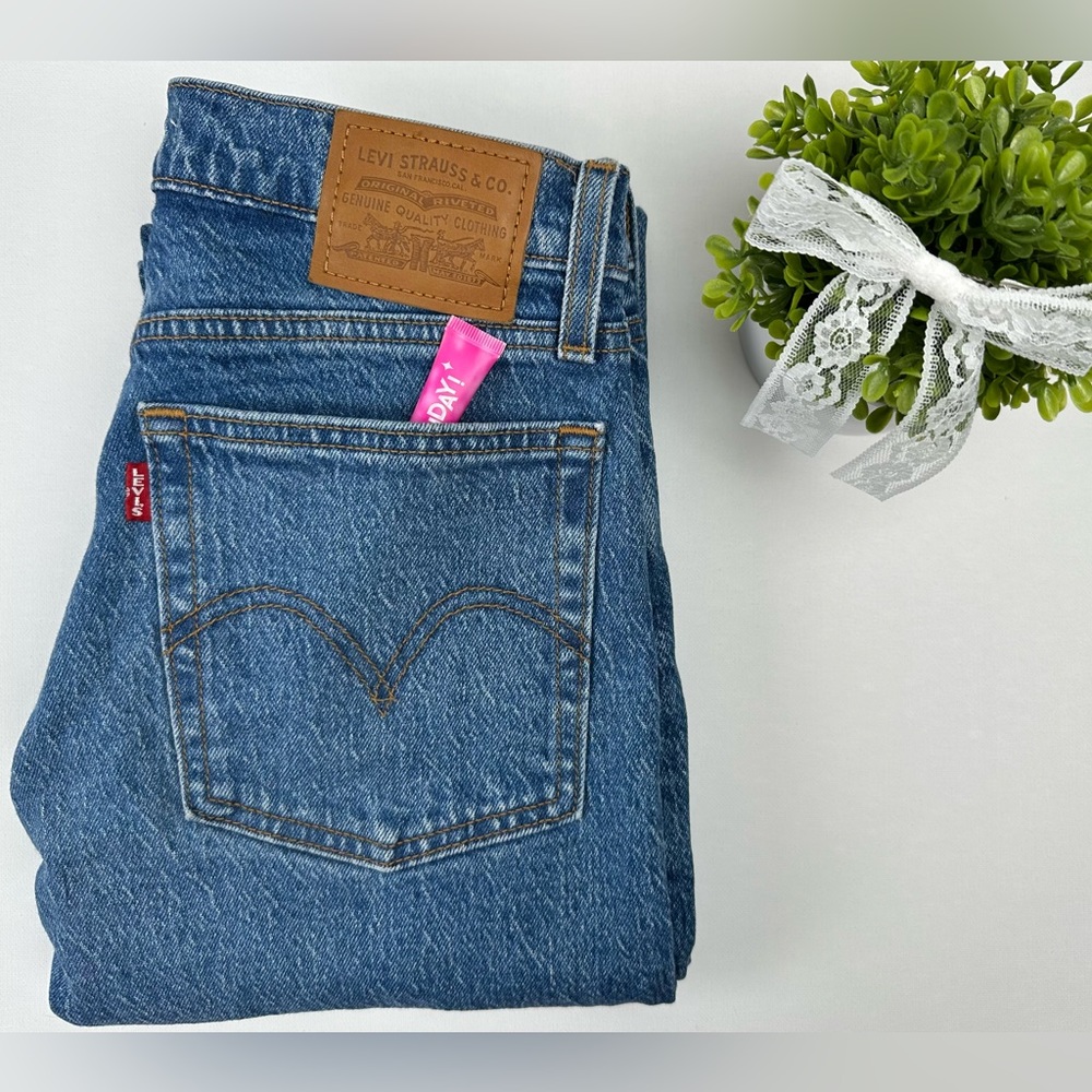 Levi’s Wedgie Straight 26 Med Wash